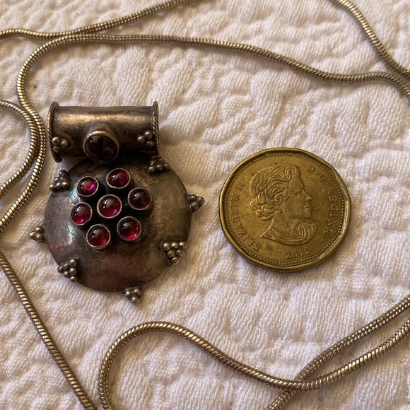9.25 pendant with ruby coloured stones. - Picture 5 of 5